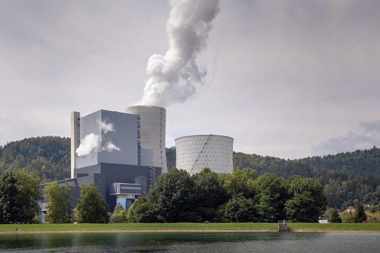 Photo smoking chimney at thermal power plant near lake and green nature