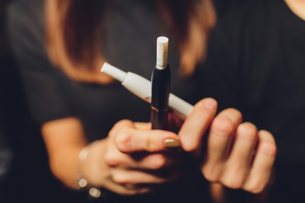 現代のハイブリッドたばこデバイスの喫煙は、非燃焼たばこ製品技術を加熱します。