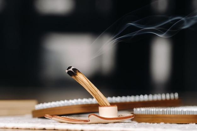 Foto un bastone fumante palo santo e tavole con chiodi per lezioni di yoga