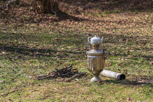 Photo a smoking samovar on a picnic