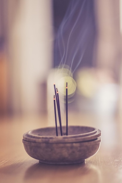 Foto fumare e annusare i bastoncini d'incenso a casa feng shui copiare lo spazio