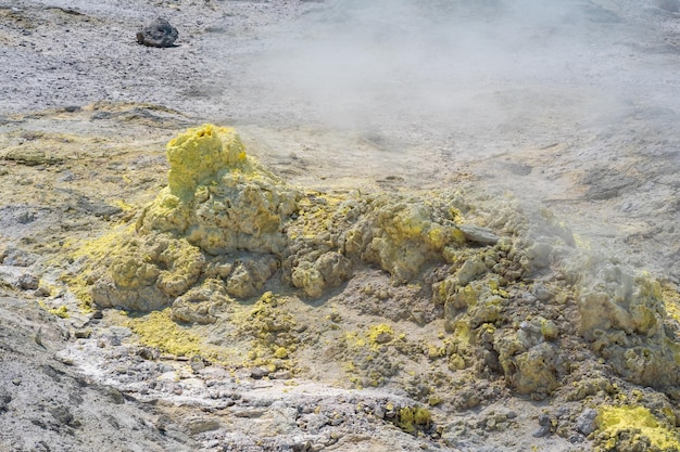 メンデレーエフ火山の斜面にある噴気場でソルファタラを吸う