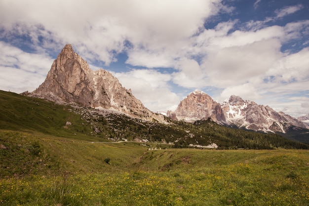 Foto paesaggio di montagne fumose con filtro vintage retrò