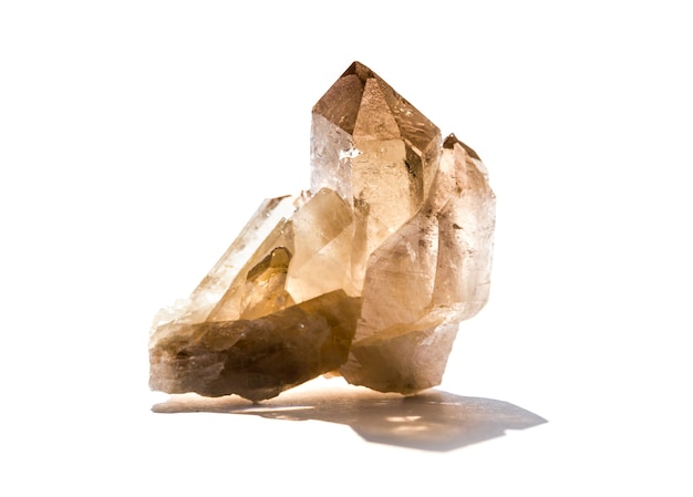 Дымчатый кварц драгоценный камень, изолированные на белом фоне