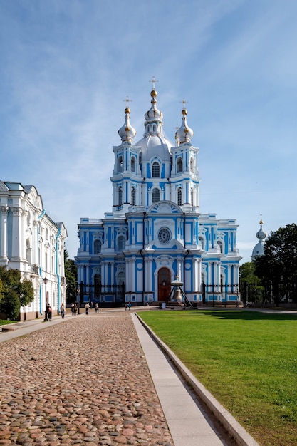 Фото Смольный собор крупным планом на солнце днем