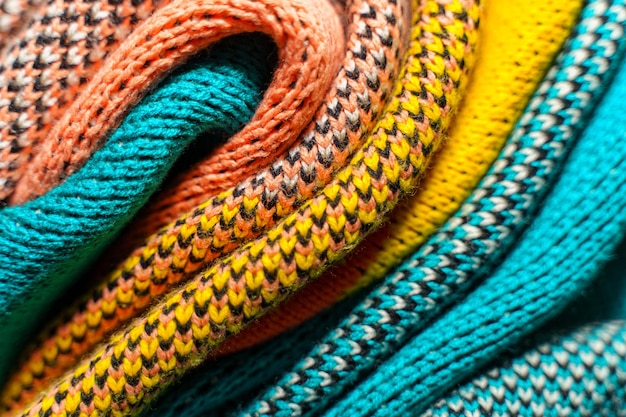 Foto tessuti a maglia multicolori piegati lisci