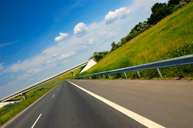 Autostrada liscia circondata da una splendida natura estiva