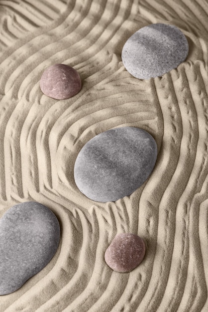 Фото Плавные линии на песке и круглых камнях