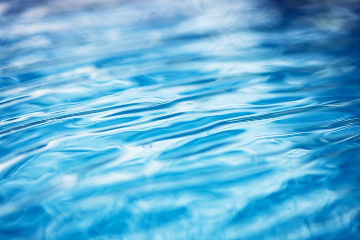 Photo the smooth natural blue water background 