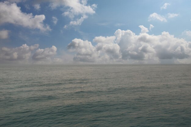 昼間の滑らかな海と青い空、あなたの仕事のコンセプトのデザインのための澄んだ空気。