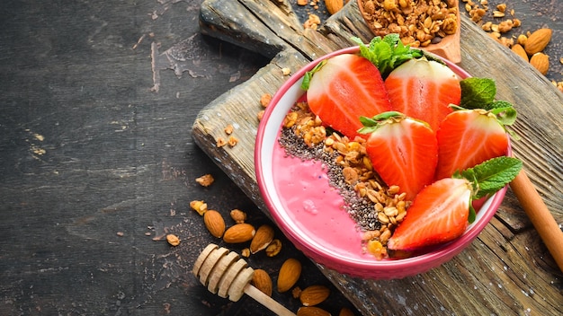 Smoothie bowl met verse aardbeien granola yoghurt en chia zaden Ontbijt Bovenaanzicht Vrije ruimte voor je tekst