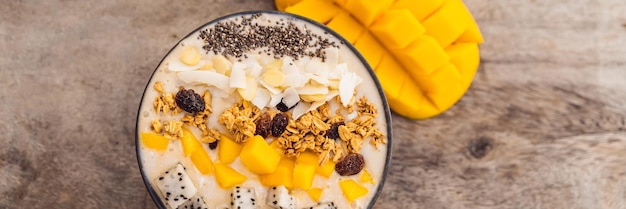 Smoothie bowls gemaakt met mango banaan granola geraspte kokos drakenfruit chia zaden en munt op