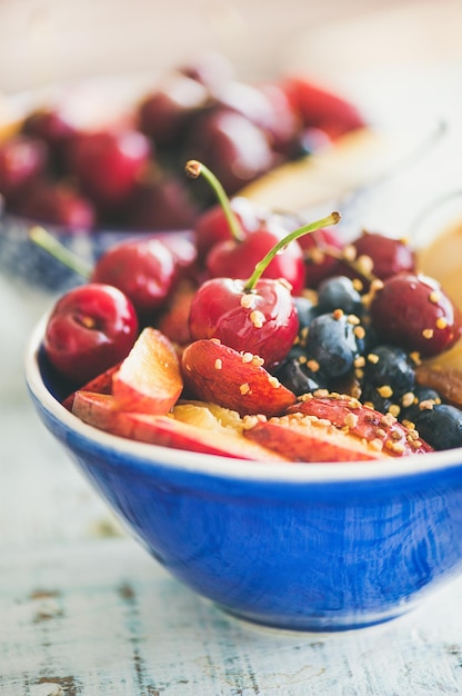 Ciotola per la colazione frullato con frutta e frutti di bosco