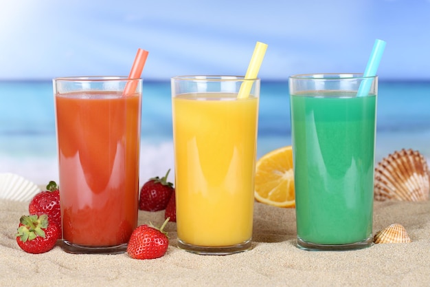 Smoothie fruit jus d'orange met fruit op het strand