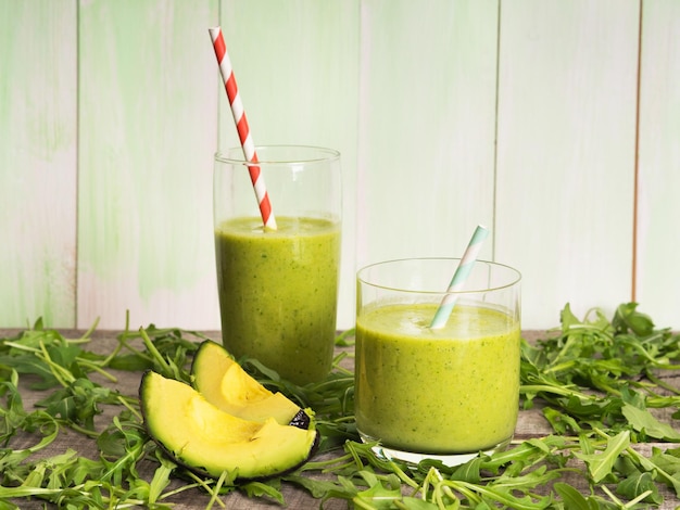 Smoothie in glazen en arugula op tafel.
