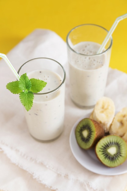 Smoothie in glazen met melk en kiwi