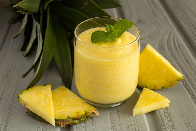 Smoothie met ananas op de grijze houten