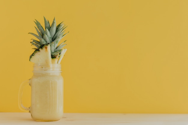 Smoothie met ananas op geel