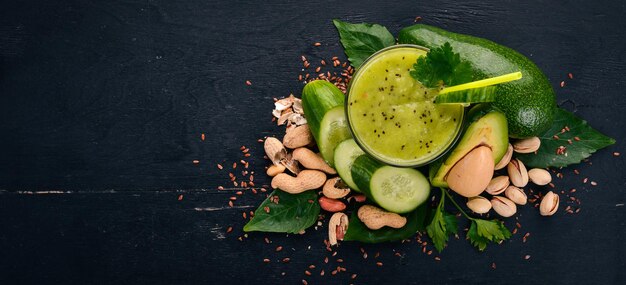 Smoothie met avocado en komkommer met lijnzaad en noten op een houten ondergrond bovenaanzicht vrije ruimte voor uw tekst