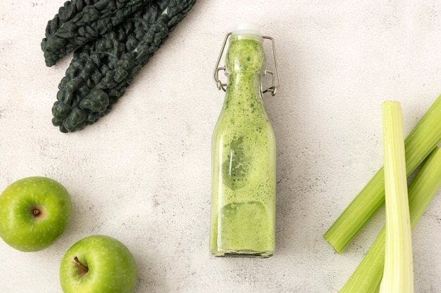 Smoothie met groene appels en boerenkoolblaadjes. Schoon eten.