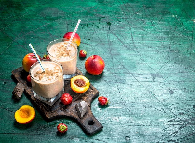 Smoothie met perziken, aardbeien en chocolade