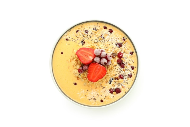Smoothie met verschillende ingrediënten geïsoleerd op een witte achtergrond
