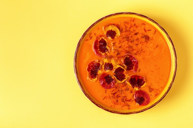 Smoothie of pompoen / wortelsoep met saffraan en eetbare viooltjesblaadjes