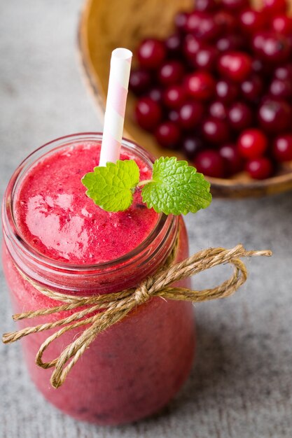 Smoothie, roze sap op de grijze achtergrond