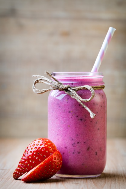 Smoothie, roze sap op het grijze oppervlak.