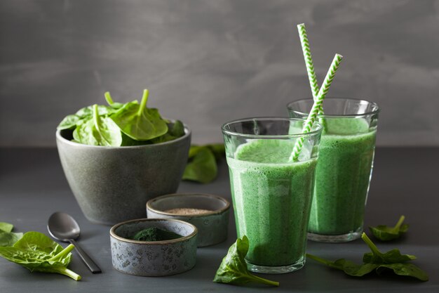 Smoothie van groene spinazie met spirulina, chiazaad, limoen, appel