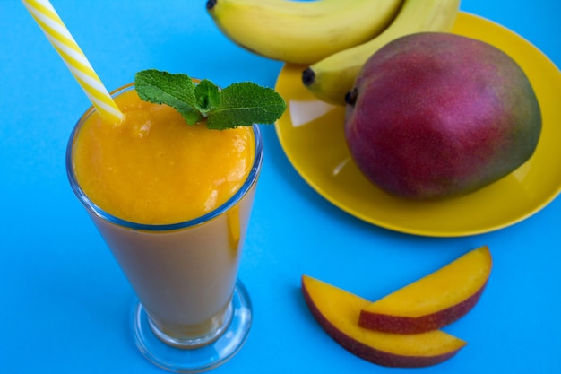 Smoothie van mango en mango op bord