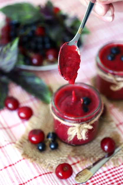 Smoothie van zwarte bessen-kers.