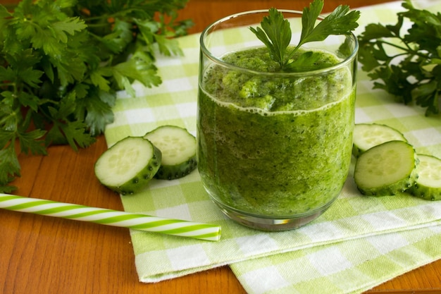 Frullato con cetriolo sul tovagliolo verde