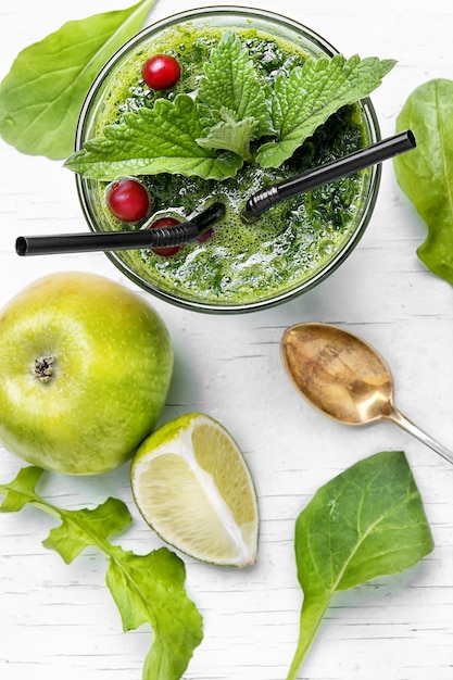 Smoothie with spinach and apple