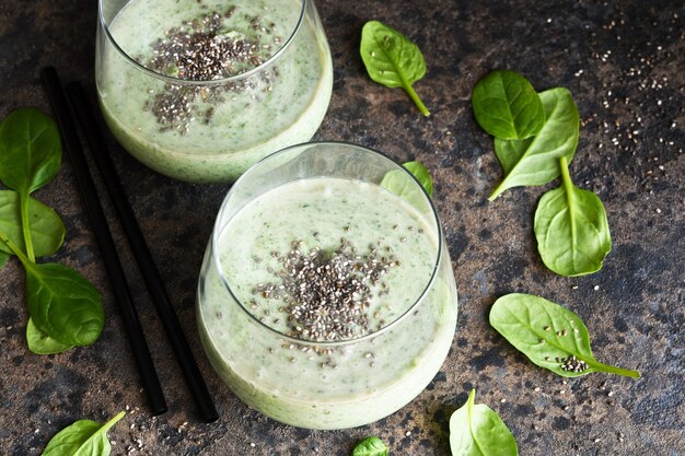 Smoothie con spinaci, kiwi e yogurt. semi di chia. menu disintossicante. la dieta cheto.