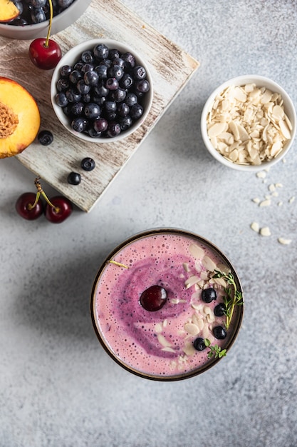 Smoothiebowl met bosbessenamandelschijfjes met verse bessen en fruit