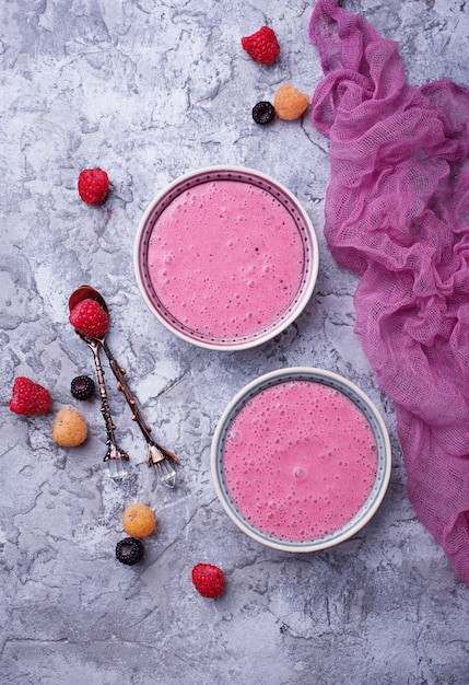 Smoothiekom met framboos. gezond zomerdessert. bovenaanzicht