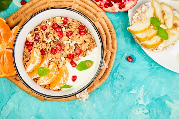 Smoothies bowl granola and Rice Crisp bread