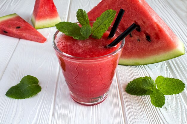 Photo smoothies from watermelon on the white wooden