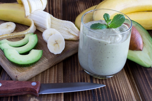 Smoothies met avocado en banaan op de bruine houten tafel