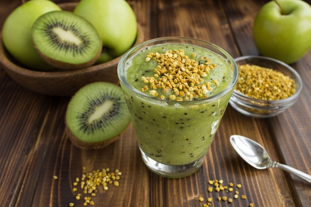 Smoothies met kiwi, appels en bijenpollen