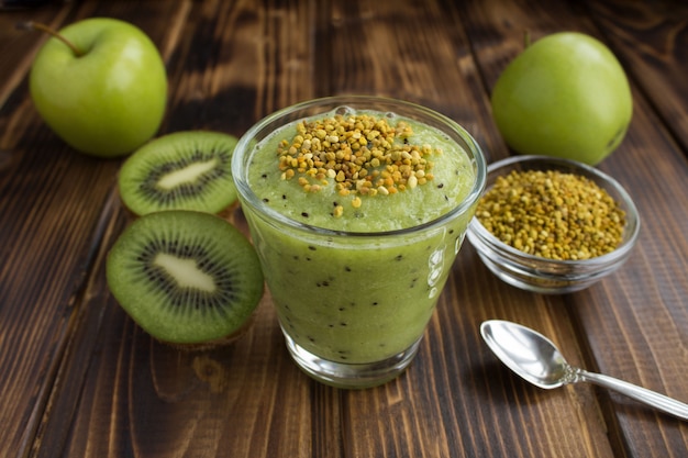 Smoothies met kiwi, groene appels en bijenpollen