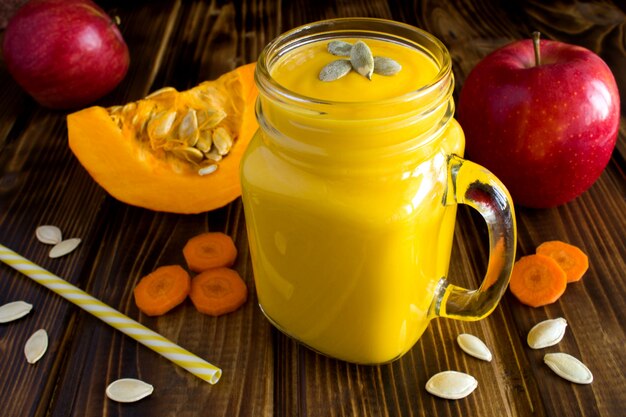 Smoothies met pompoen, appel en wortel