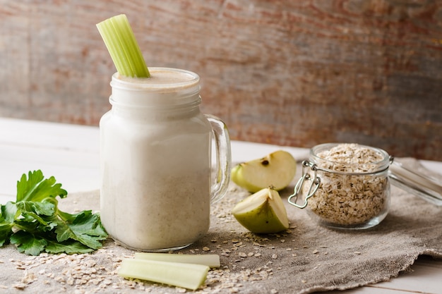 Smoothies with oat flakes, apple and celery