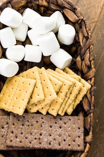 Smores dip bereid met grote marshmallows in gietijzeren pan.