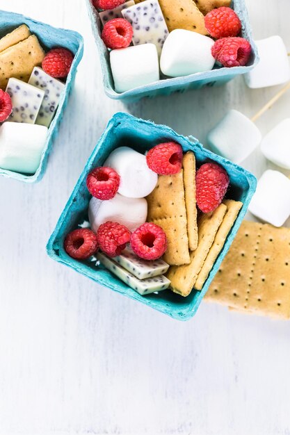 Smores met witte chocolade en verse frambozen.