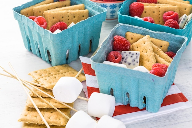 Foto smores met witte chocolade en verse frambozen.