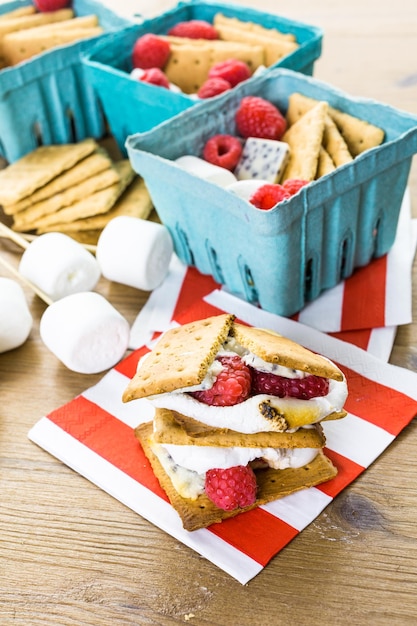 Smores met witte chocolade en verse frambozen.