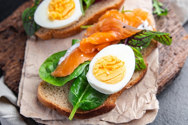 smorrebrod broodje zalm ei groene bladeren salade mix brood toast zeevruchten open sandwich verse maaltijd