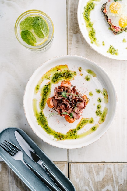 Smorrebrods deense open sandwich met zalm ei rosbief zoete uien avocado en koriandersaus